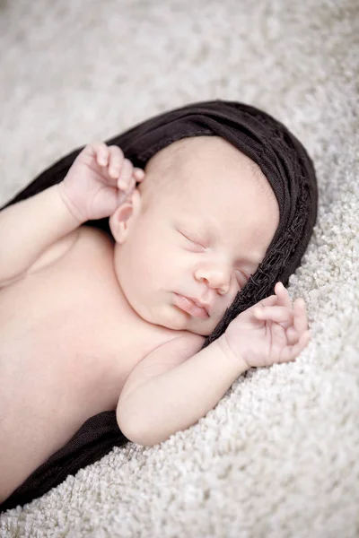 Bonito Semanas Recém Nascido Bebê Envolto Tecido Marrom Dormindo Coverlet — Fotografia de Stock