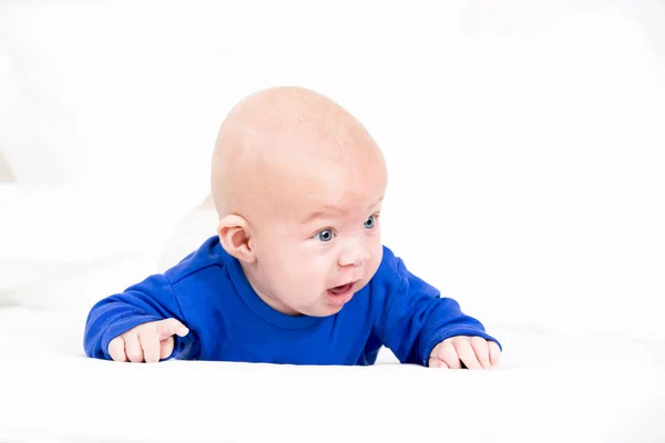 Mignon Petit Bébé Shirt Bleu Couché Sur Couverture Blanche — Photo