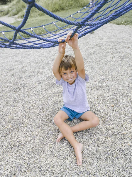 Blonde Jongen Met Plezier Tijdens Het Spelen Touw Klimmen Speeltuin — Stockfoto