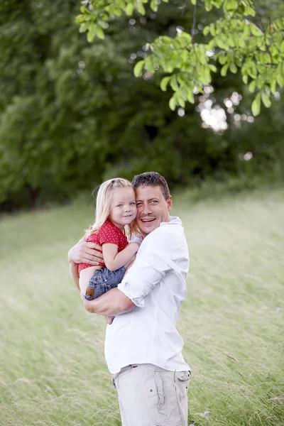 Porträt Von Vater Und Tochter Auf Der Grünen Wiese — Stockfoto