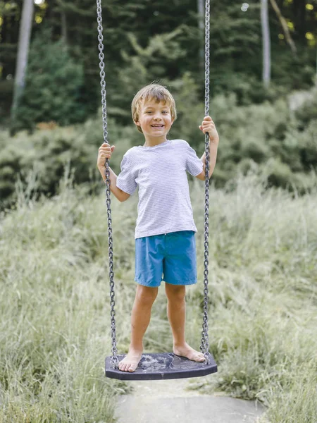 Blonde Jongen Met Plezier Tijdens Het Spelen Monkey Swing Speelplaats — Stockfoto