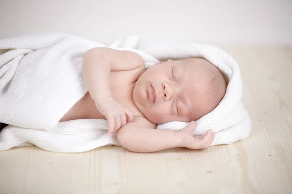 Söt Veckor Nyfödd Baby Insvept Vit Textil Sova Trä Bakgrund — Stockfoto