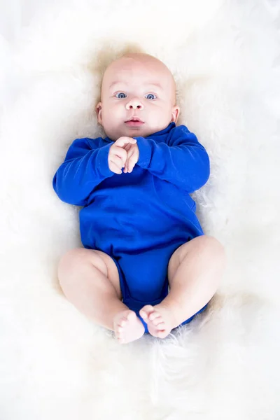 Niedliches Kleines Baby Blauem Shirt Auf Weißer Decke Liegend — Stockfoto