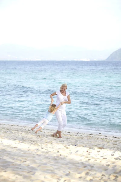 Giovane Donna Incinta Divertirsi Mentre Gioca Con Figlia Sulla Spiaggia — Foto Stock