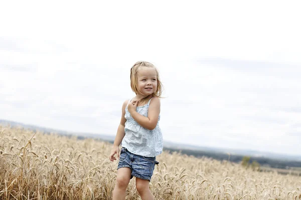 Blond Mooi Meisje Lopen Gouden Tarwe Weide — Stockfoto