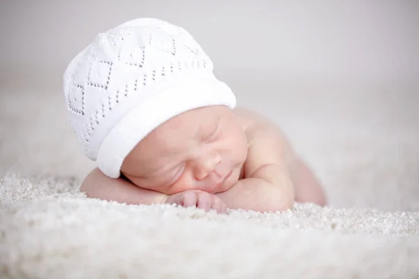 Semanas Bebê Recém Nascido Chapéu Branco Dormindo Coverlet — Fotografia de Stock