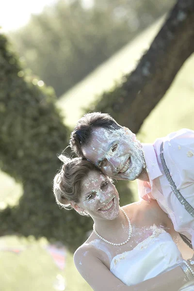 Bride Groom Playing Cakes Green Meadow — Stock Photo, Image