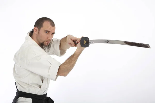 Kimono Eğitimi Almış Ciddi Bir Erkek Karate Dövüşçüsü Beyaz Stüdyo — Stok fotoğraf