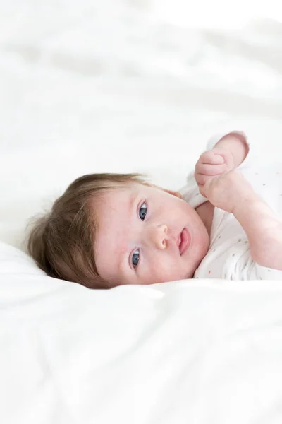 Bébé Mignon Avec Corps Pointillé Est Couché Dans Lit — Photo