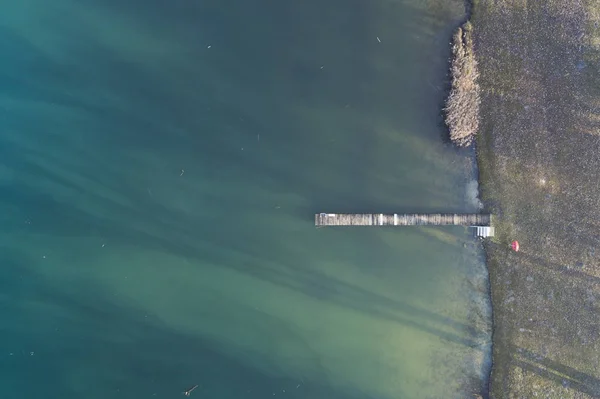 Luftaufnahme Eines Hölzernen Pier Auf Einem Kleinen Tiefblauen See — Stockfoto