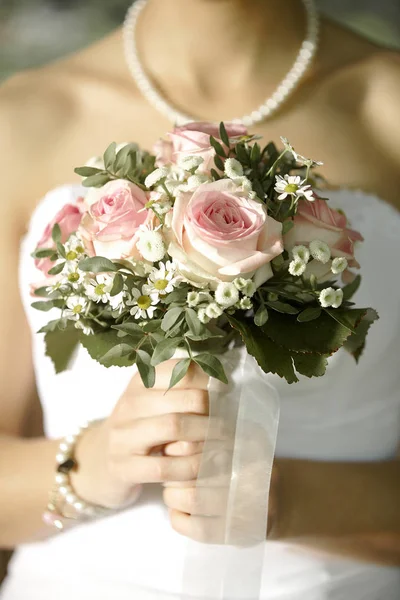 Cropped Shot Bride White Dress Holding Bridal Bouquet — Stock Photo, Image