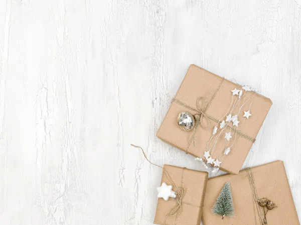 Kartons Mit Weihnachtsdekoration Auf Weißem Holzhintergrund — Stockfoto