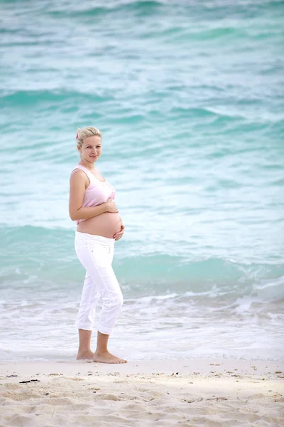 Młoda Kobieta Ciąży Plaży Słoneczny Dzień — Zdjęcie stockowe