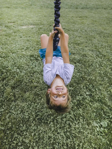 Blonde Jongen Met Plezier Tijdens Het Spelen Monkey Swing Speelplaats — Stockfoto