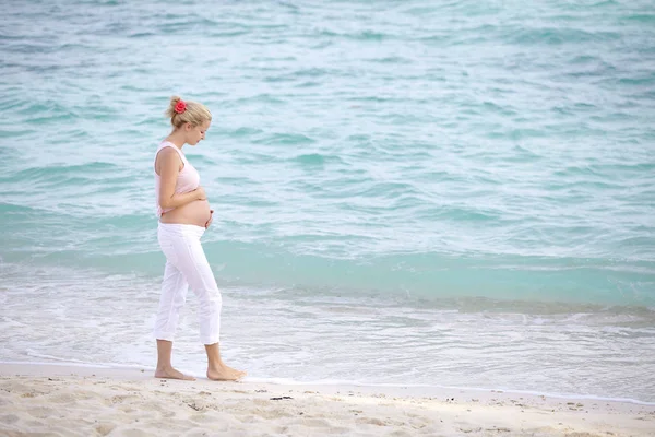 Jeune Femme Enceinte Sur Plage Journée Ensoleillée — Photo