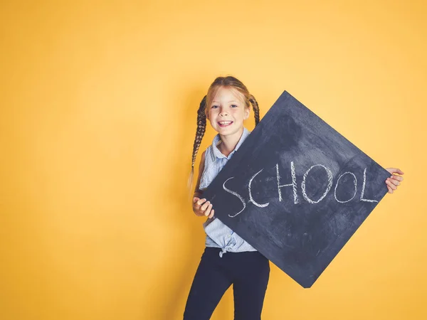 Écolière Blonde Regardant Par Derrière Tableau Avec École Texte Posant — Photo