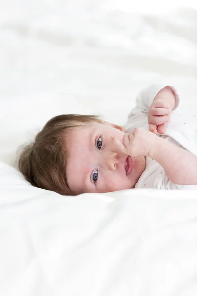 Bébé Mignon Avec Corps Pointillé Est Couché Dans Lit — Photo