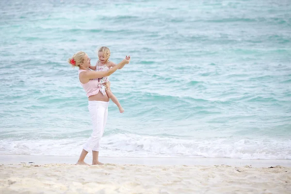 Giovane Donna Incinta Tiene Bambino Braccio Sulla Spiaggia Sabbia — Foto Stock