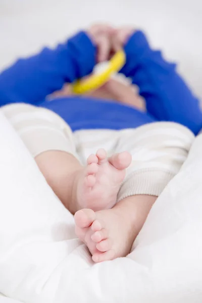 Beine Des Niedlichen Kleinen Babys Auf Weißer Decke Liegend Nahaufnahme — Stockfoto