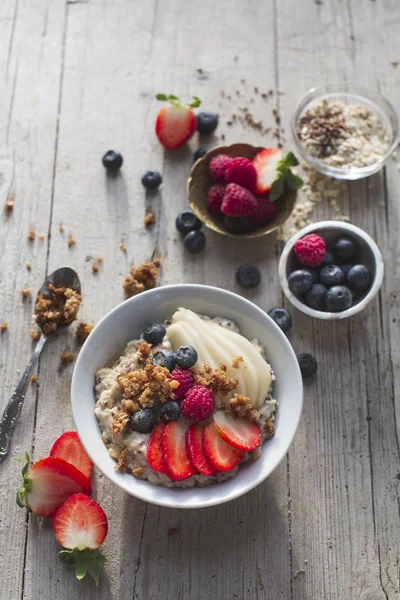 Bowl Oat Cereals Porridge Fresh Berries Wooden Table — Stock Photo, Image