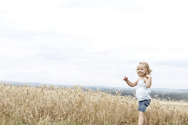 Blond Mooi Meisje Lopen Gouden Tarwe Weide — Stockfoto