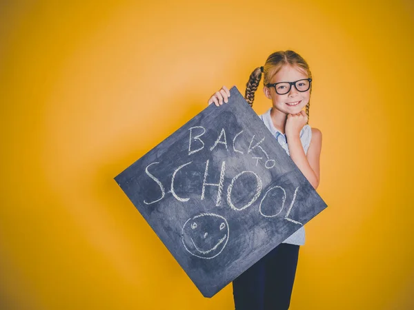 Vacker Blond Skolflickas Med Glasögon Håller Blackboard Med Ord Tillbaka — Stockfoto