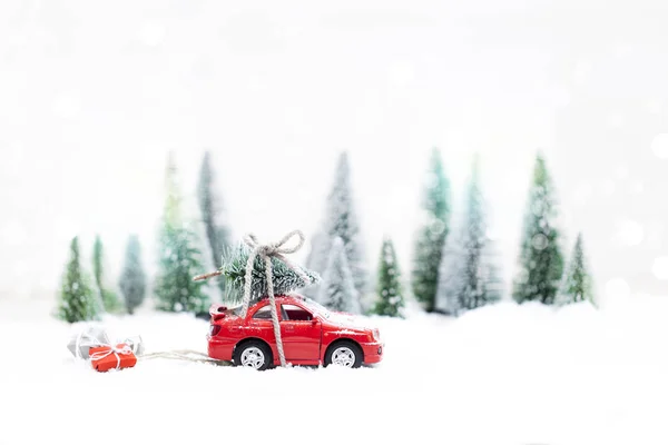 Havas Téli Erdő Miniatűr Piros Autó Szállító Karácsonyfa Bemutatja — Stock Fotó
