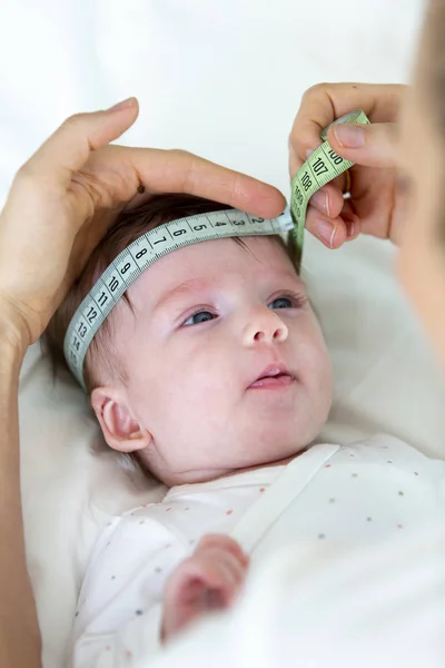 Baby Wird Von Mutter Arzt Frau Gemessen — Stockfoto