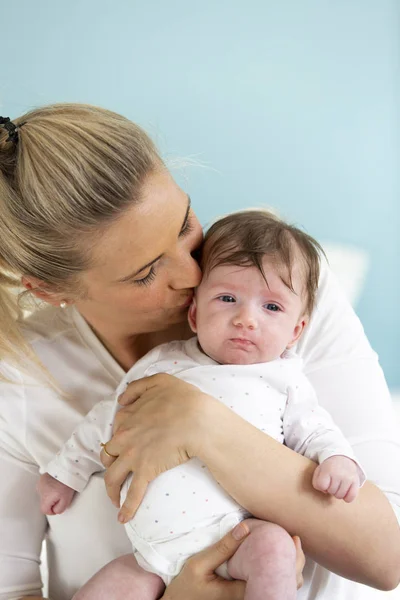 Une Jeune Belle Blonde Mère Tient Son Bébé Dans Ses — Photo