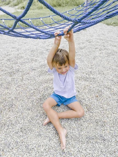 Blonder Junge Hat Spaß Beim Spielen Auf Seilkletterplatz — Stockfoto