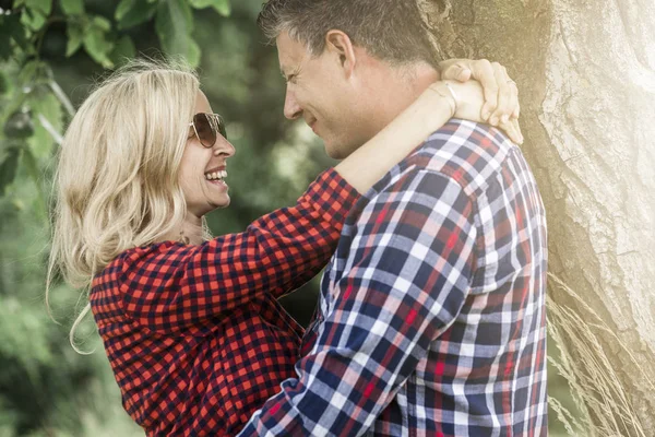 Felice Coppia Innamorata Coccole Vicino Albero Giardino Nella Giornata Sole — Foto Stock