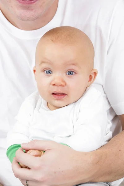 Tiro Cortado Homem Segurando Adorável Bebê Pequeno — Fotografia de Stock