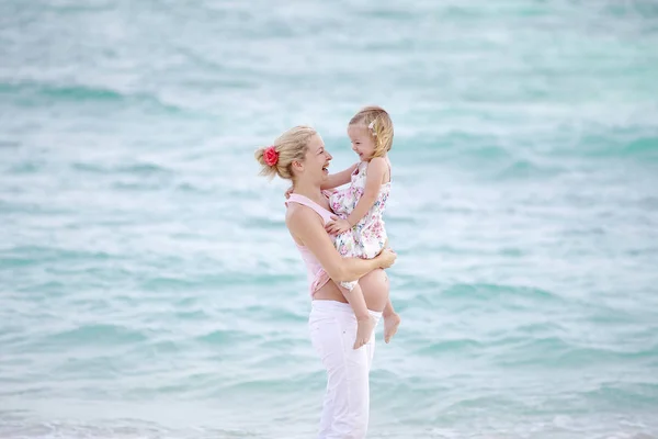 若い妊婦の娘と海岸で遊んで — ストック写真