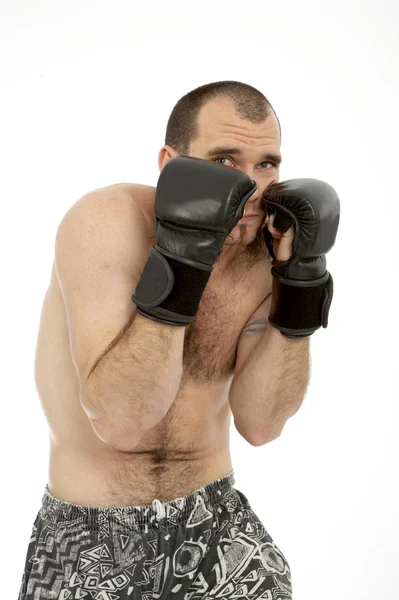 Atleta Sombrío Guantes Boxeo Posando Aislado Sobre Fondo Estudio Blanco —  Fotos de Stock