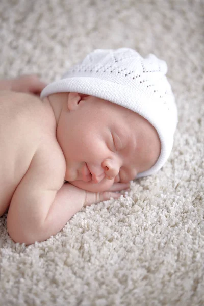 Semanas Bebê Recém Nascido Chapéu Branco Dormindo Coverlet — Fotografia de Stock