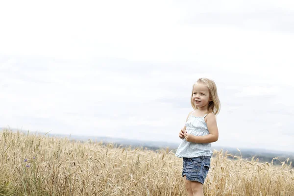 Blond Mooi Meisje Lopen Gouden Tarwe Weide — Stockfoto