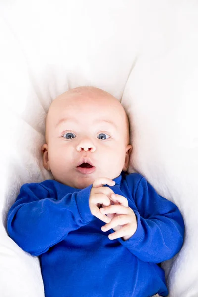 Lindo Pequeño Bebé Azul Camiseta Acostado Blanco Coverlet —  Fotos de Stock