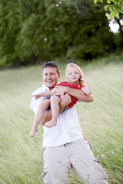 緑の草原の父親と娘の肖像画です ロイヤリティフリーのストック写真