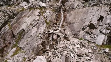 Hohe Tauern dağ silsilesi Carinthia, Avusturya için kayalar arasında akan dere  