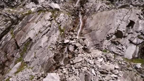 Proud Tekoucí Mezi Skalami Pohoří Vysoké Taury Korutanech Rakousko — Stock video