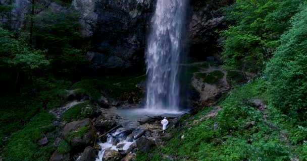 Hombre Europeo Con Bata Japonesa Haciendo Ceremonia Great Waterfall Austria — Vídeo de stock