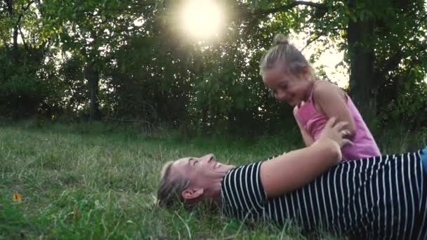 Moeder Met Dochter Spelen Buiten Een Zonnige Dag — Stockvideo