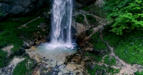Hombre Europeo Con Bata Japonesa Haciendo Ceremonia Great Waterfall Austria — Vídeo de stock