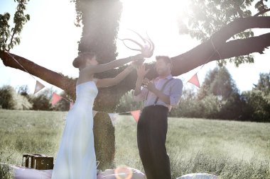 Genç gelin ve damat yeşil çayırda ölü ahtapotla