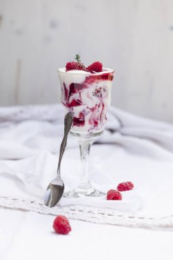 Mousse ile beyaz kase, ahududu tatlı yakın çekim 