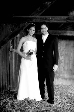 Genç ve güzel gelin ve damat eski ahşap kırsal binada birlikte poz veriyorlar.