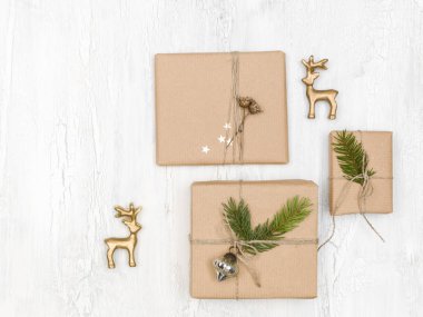 Beyaz ahşap masa üstünde güzel bir Noel arkaplanı manzarası