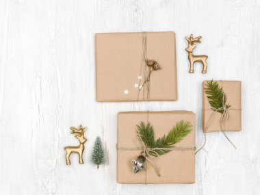 Beyaz ahşap masa üstünde güzel bir Noel arkaplanı manzarası