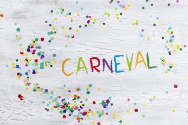  ahşap arka plan üzerinde Almanca metin carnival karnaval konfeti yığını