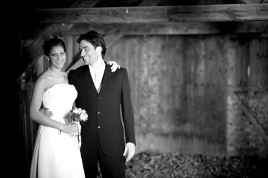 Genç ve güzel gelin ve damat eski ahşap kırsal binada birlikte poz veriyorlar.